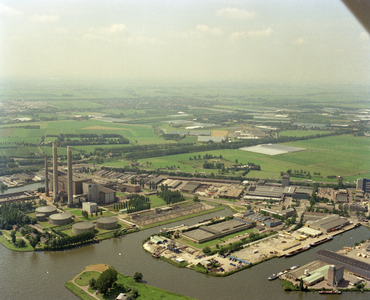 805876 Luchtfoto van een deel van het industrieterrein Lage Weide te Utrecht met links de electriciteitscentrale van ...